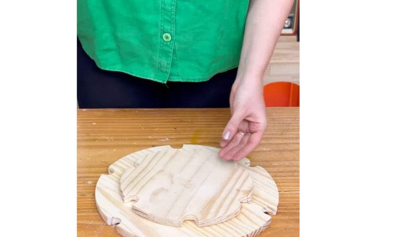 Árvore de Natal começa com base de madeira e depois vira luminária