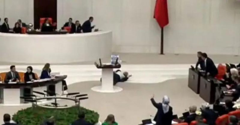 Parlamentar bate a cabe&ccedil;a logo ap&oacute;s infartar durante sess&atilde;o – Foto: Reprodu&ccedil;&atilde;o