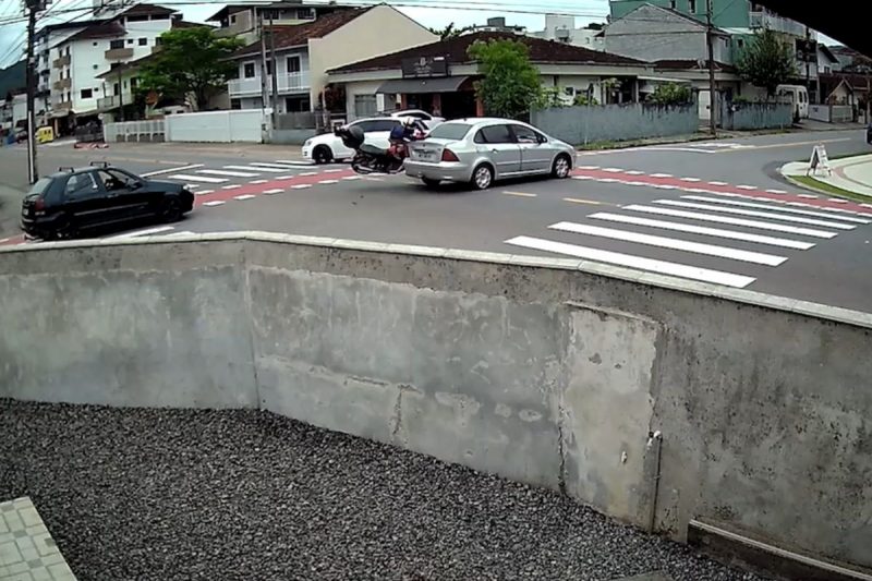 Motociclista ficou ferido 