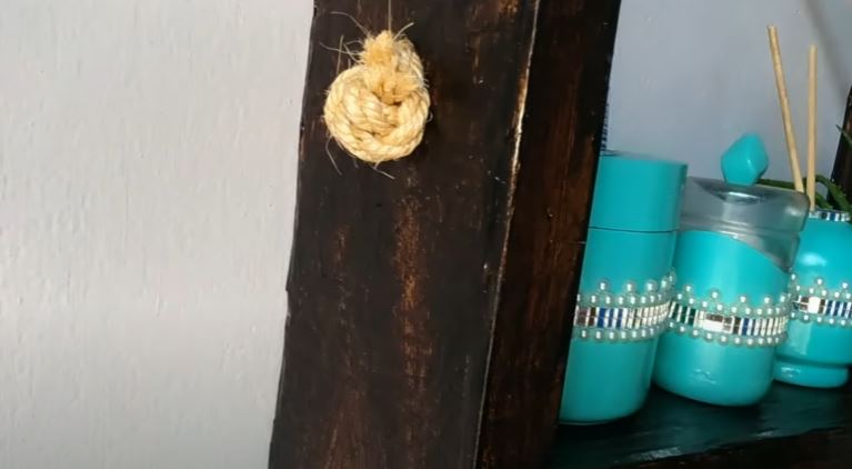 N&oacute; delicado na lateral da estante serve como sustenta&ccedil;&atilde;o – Foto: Leandra da Luz/ND