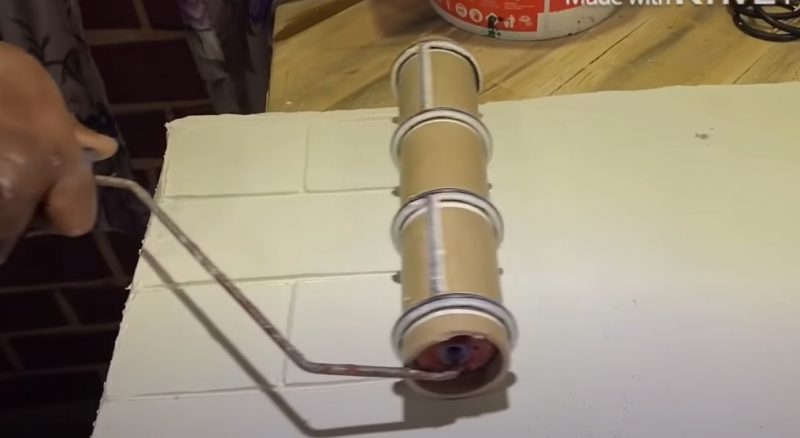 Por meio de um vídeo, o pedreiro ensina como fazer a ferramenta de maneira fácil e barata 