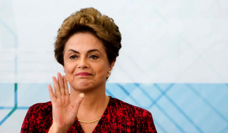 Dilma Rousseff dando tchau para ilustrar matéria em que ela diz 'sou presidente de banco'