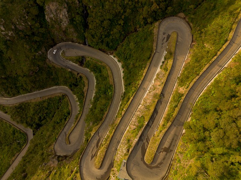 A imagem mostra a Serra do Rio do Rastro, no caminho para Bom Jardim da Serra