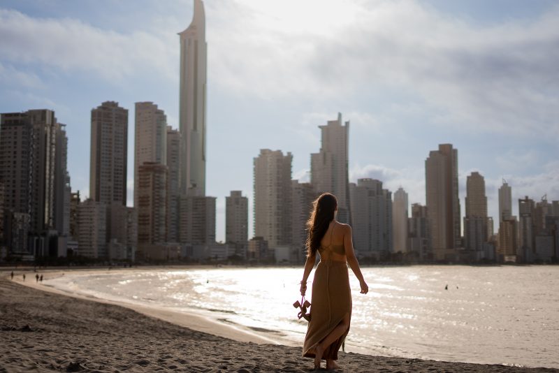 Vista da Praia Central, de Balneário Camboriú, com os prédios de fundo