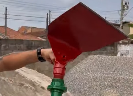 Por meio de um vídeo, o mestre de obra mostra a praticidade das ferramentas desenvolvidas