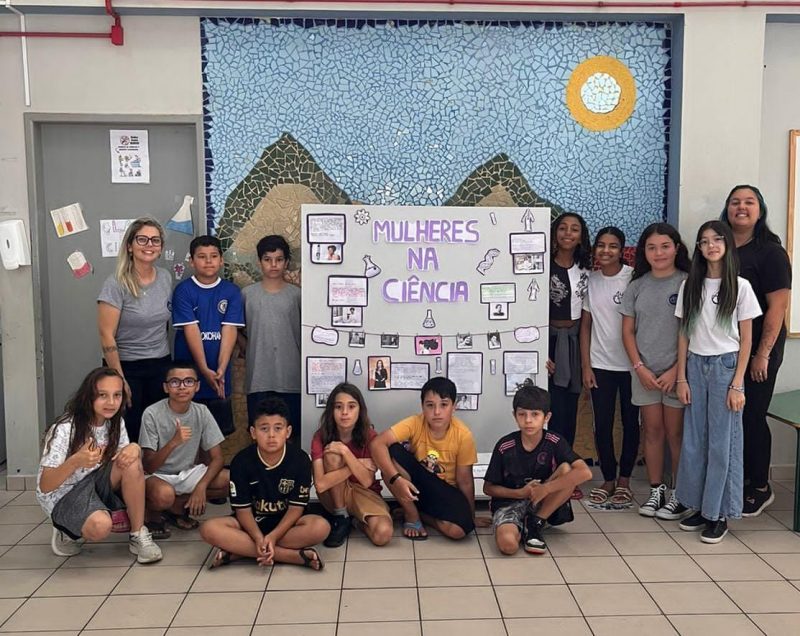Escola de Florianópolis promove pesquisa sobre muheres na ciência em atividade sobre a campanha "16+5 dias de ativismo"