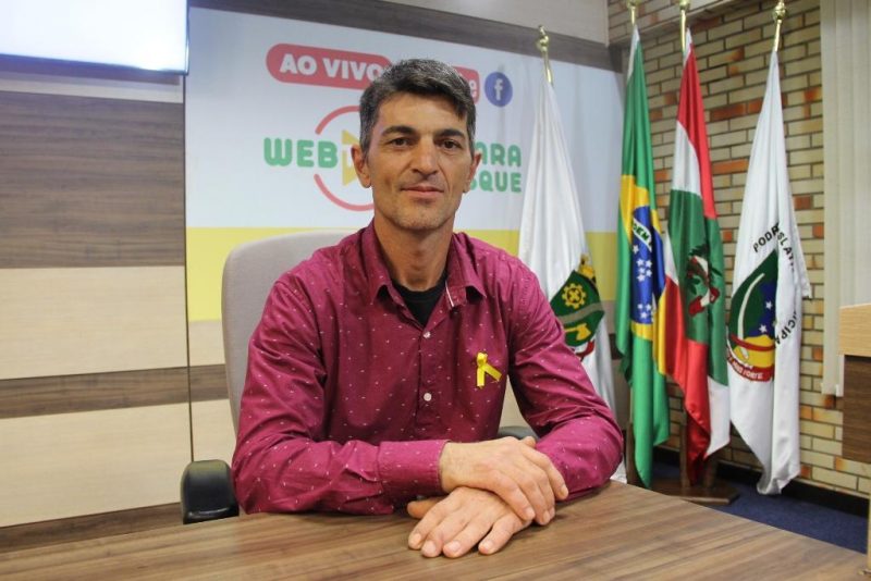 Eder Leite &eacute; suplente de vereador em Brusque. Segundo a Pol&iacute;cia Civil, foi ele quem denunciou vereador titular, que est&aacute; licenciado – Foto: Talita Garcia/C&acirc;mara de Vereadores de Brusque/Divulga&ccedil;&atilde;o/ND