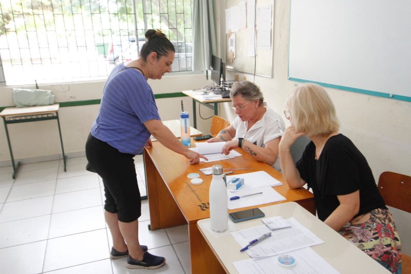 Imagem mostra mesa de votação em escola de Florianópolis