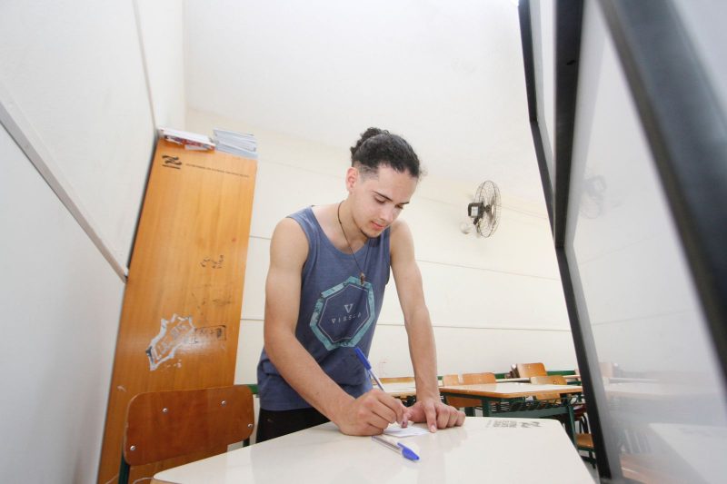 Foto mostra o aluno Arthur Alves, de 16 anos, votando em escola de Florianópolis