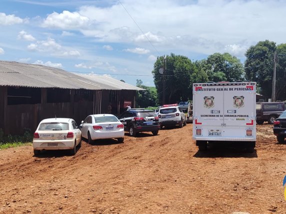 Viatura do IGP no endereço onde o empresário foi assassinado 