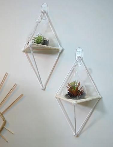 Use palitos de bambu e talagarça para fazer um belíssimo enfeite de parede - Foto: GavetaMix/Reprodução/ND