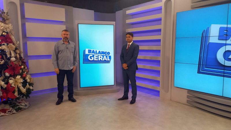 Prefeito de Biguaçu ao lado do apresentador do Balanço Geral