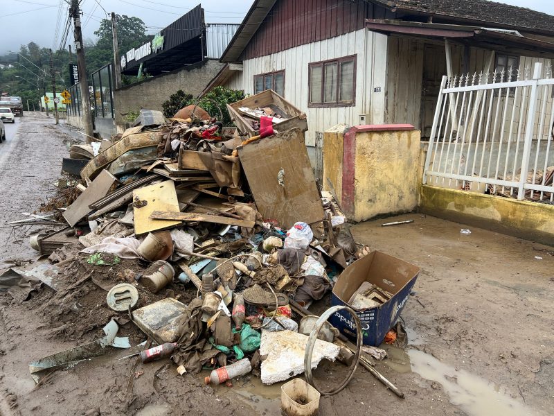 Even so long after the flood, the post-flood service was not completely closed.  Many streets are still filled with trash, dirt, mud and clogged pipes.  Rio do Sul's Department of Public Works continues to provide pipe cleaning and release services to reduce damage caused by a series of floods - Photo: Gabriela Schenchuk/NDTV