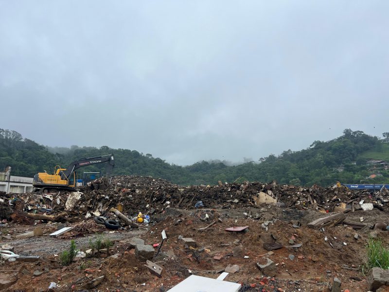 The site is temporary as larger trucks are loaded here to send materials to towns with permitted landfills such as Araquari and Otacilio Costa - Photo: Gabriela Senchuk/NDTV