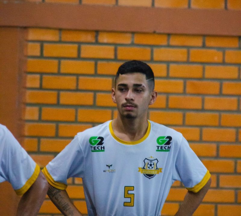 Jovem que iria completar 18 anos em fevereiro do ano que vem pilotava moto que caiu em planta&ccedil;&atilde;o de arroz ap&oacute;s ultrapassagem; corpo dele ser&aacute; sepultado na quinta-feira (21) – Foto: Redes Sociais/Divulga&ccedil;&atilde;o/ND