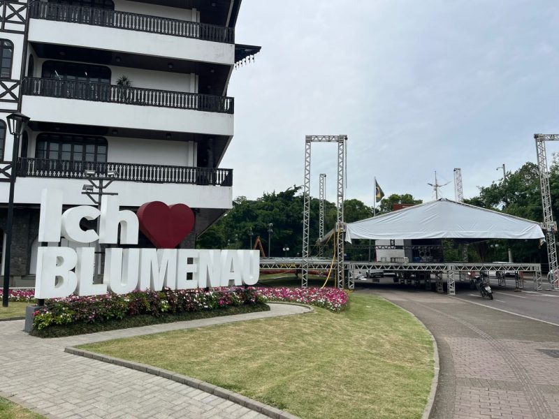 Famosa dupla sertaneja promete agitar o público em frente à Prefeitura Municipal no grande show de Réveillon