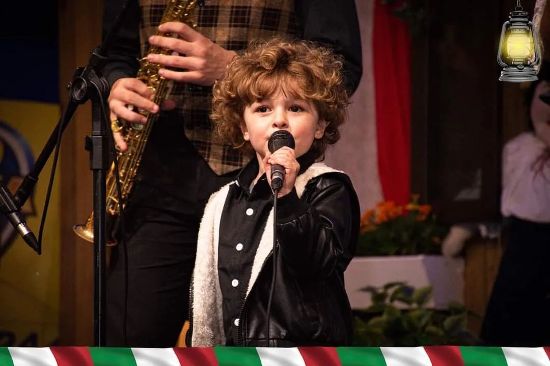 A Famiglia Dal Ponte aguardava o voo para Alemanha quando decidiu tocar e cantar para todos os presentes - Família Dal Ponte Blumenau 11