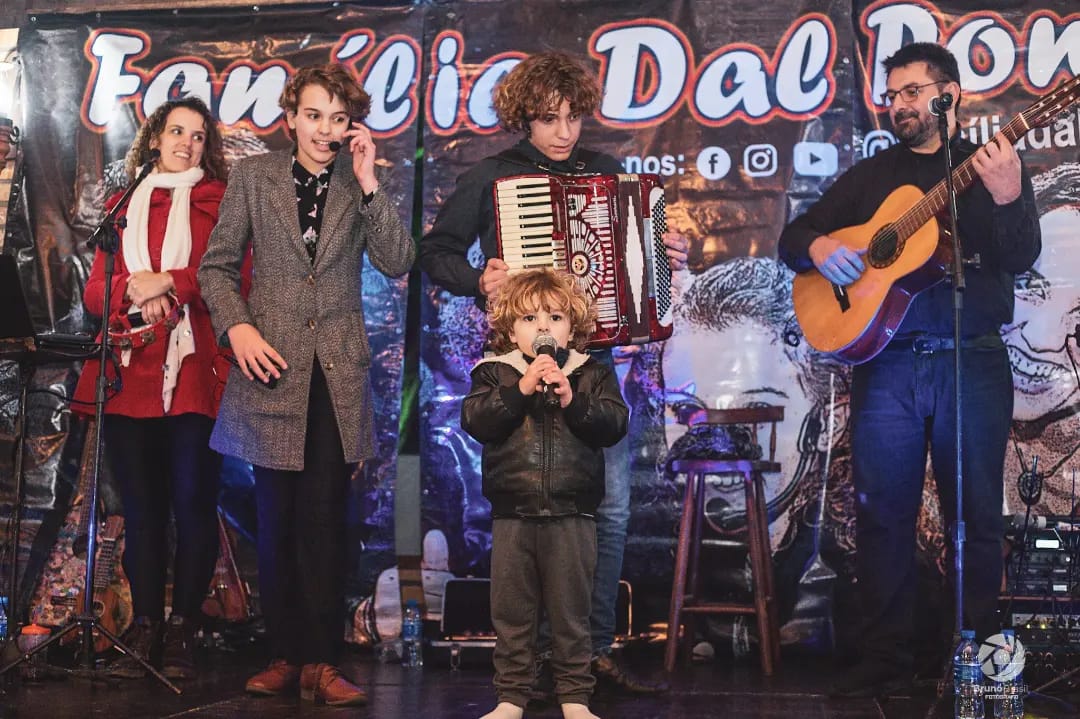 A Famiglia Dal Ponte aguardava o voo para Alemanha quando decidiu tocar e cantar para todos os presentes - Família Dal Ponte Blumenau 14