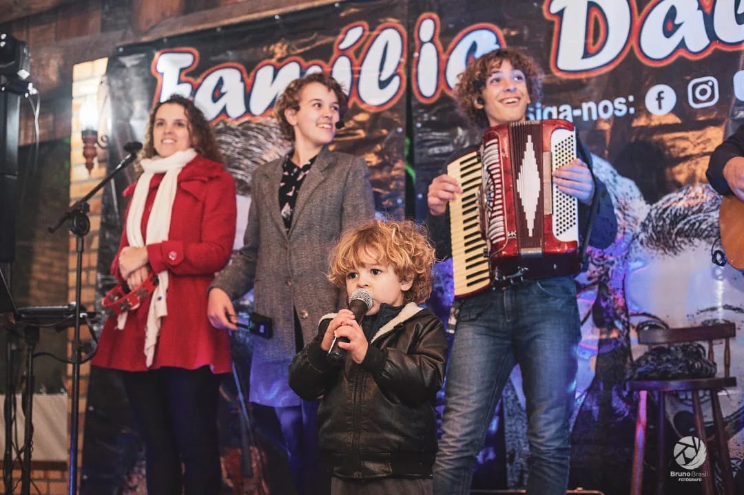 A Famiglia Dal Ponte aguardava o voo para Alemanha quando decidiu tocar e cantar para todos os presentes - Família Dal Ponte Blumenau 15