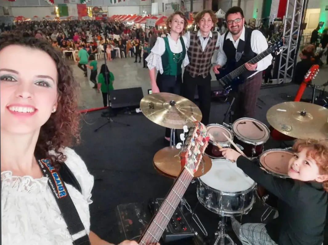A Famiglia Dal Ponte aguardava o voo para Alemanha quando decidiu tocar e cantar para todos os presentes - Família Dal Ponte Blumenau 16