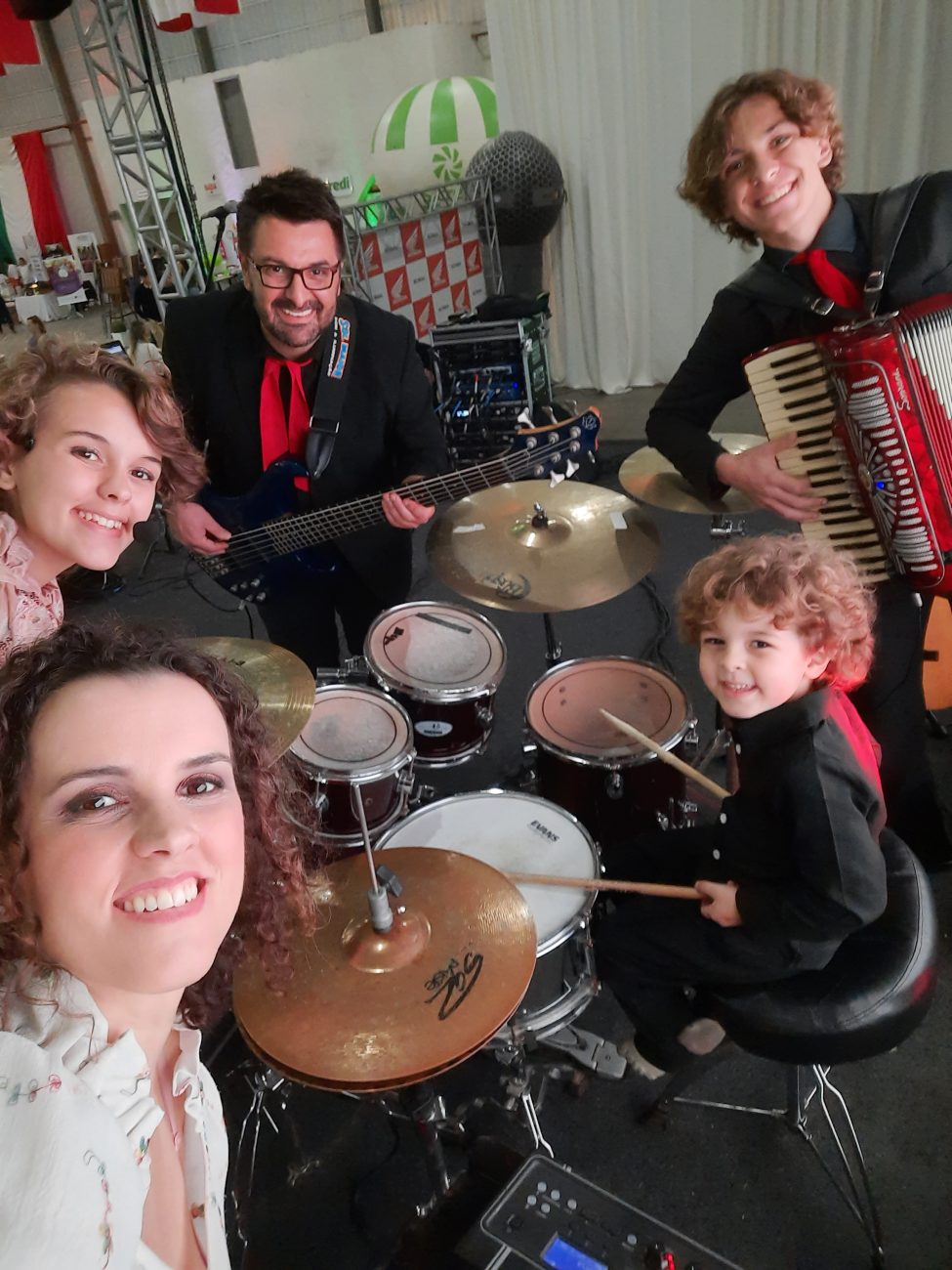 A Famiglia Dal Ponte aguardava o voo para Alemanha quando decidiu tocar e cantar para todos os presentes - Família Dal Ponte Blumenau 2