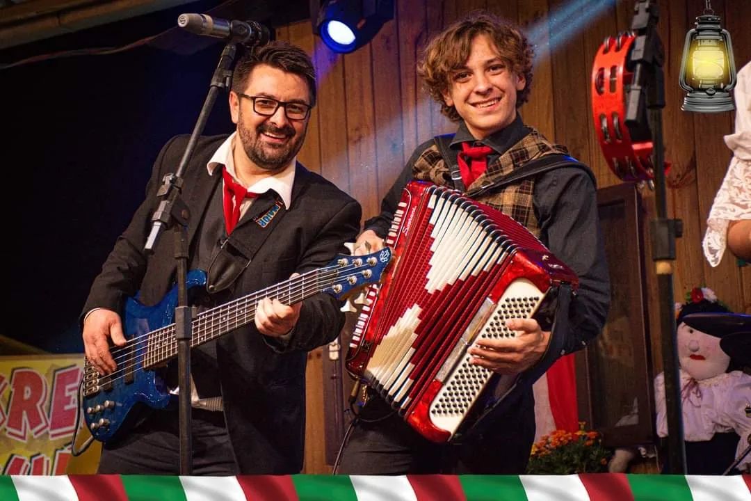 A Famiglia Dal Ponte aguardava o voo para Alemanha quando decidiu tocar e cantar para todos os presentes - Família Dal Ponte Blumenau 5