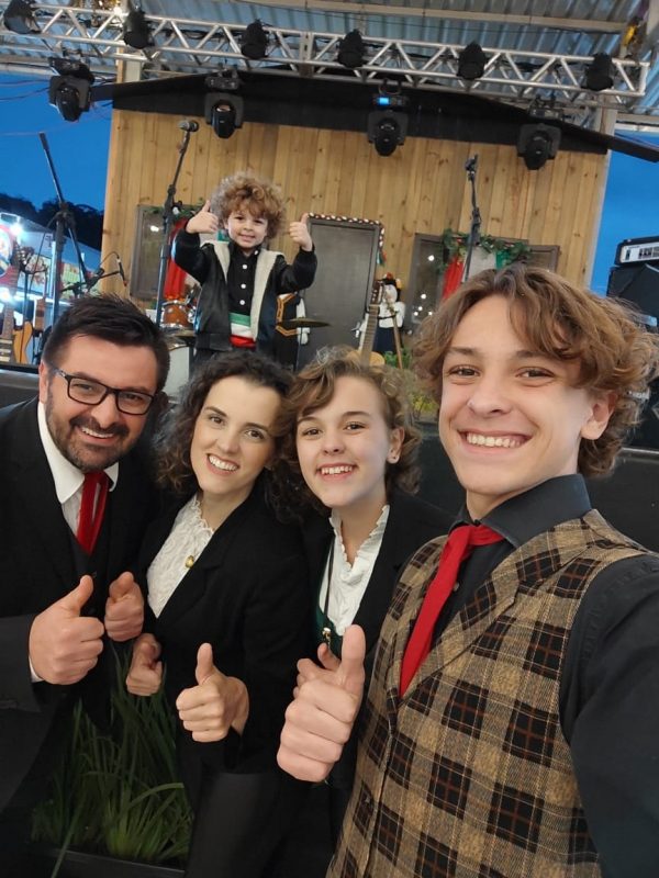 A Família Dal Ponte aguardava o voo para Alemanha quando decidiu tocar e cantar para todos os presentes 