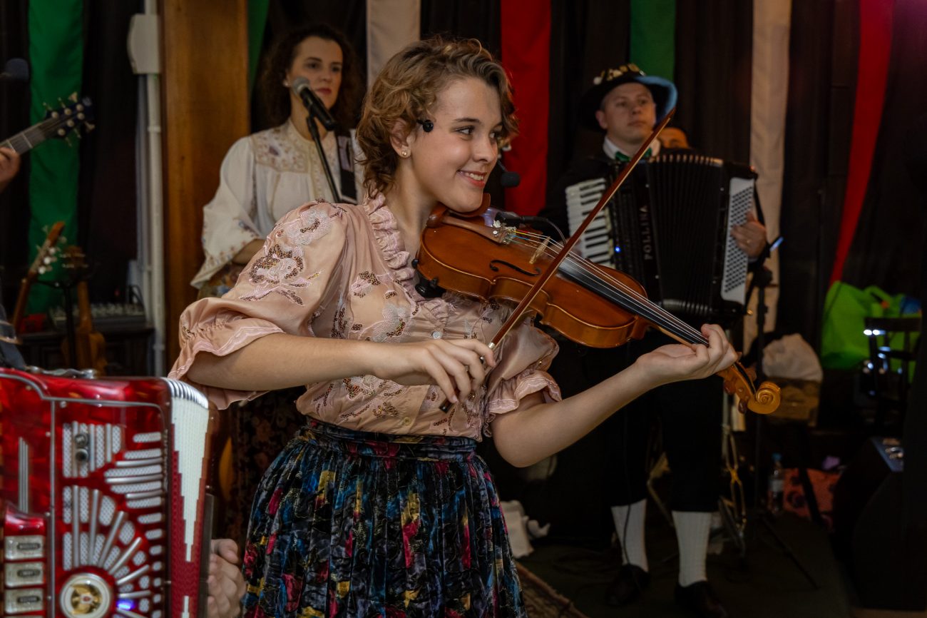 A Famiglia Dal Ponte aguardava o voo para Alemanha quando decidiu tocar e cantar para todos os presentes - Família Dal Ponte Blumenau 9