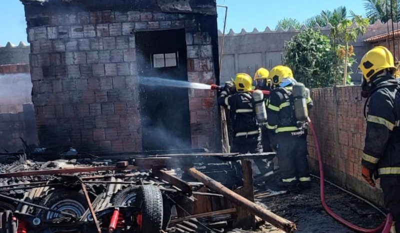 Família tem casa consumida por chamas na véspera de natal em Tijucas