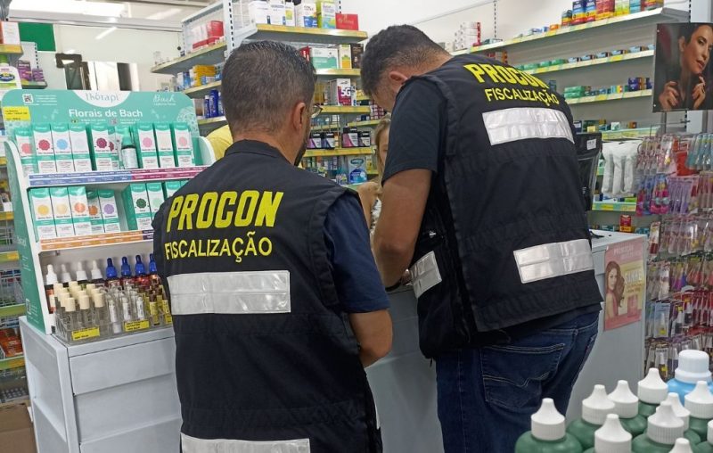Local vendia rem&eacute;dios e cosm&eacute;ticos vencidos – Foto: Procon/Divulga&ccedil;&atilde;o/ND