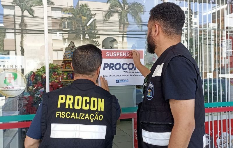 Farmácia que vendia remédios e cosméticos vencidos é interditada em Florianópolis