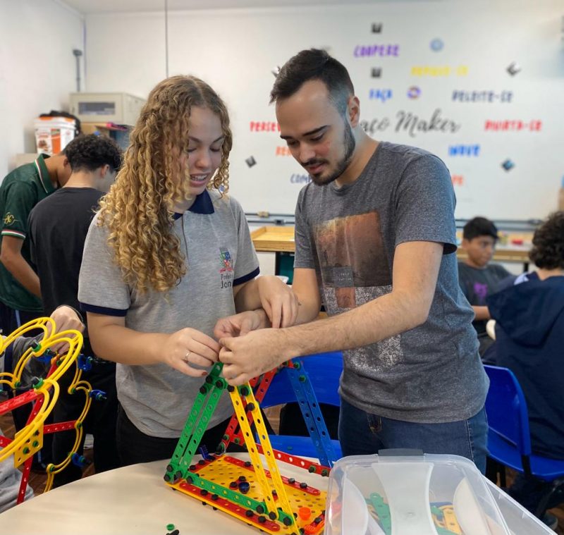 A criação com o kit de robótica foi pautada nas formas geométricas