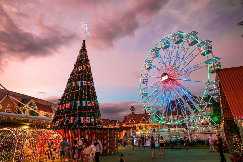 Parque Vila Germânica decorado para programação de Natal em Blumenau