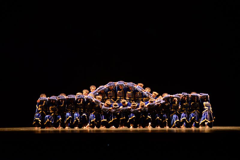 Grupo se apresenta no Festival de Dança de Joinville