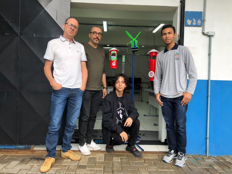 Alunos e professores que fizeram parte do projeto, criando protótipo para combater o Aedes aegypti