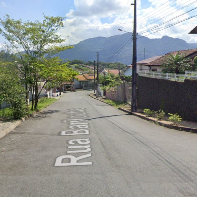 Mulher foi encontrada com sinais de agressão 