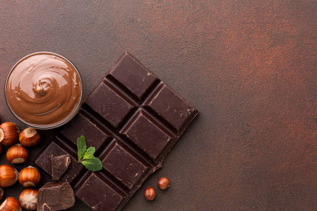 Chocolates: o chocolate contém cafeína, o que pode relaxar a válvula que impede o refluxo ácido, e é desaconselhado para quem tem refluxo gastroesofágico.