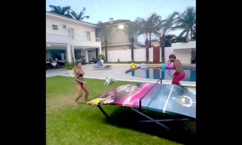 Gabigol sofre para criar jogadas em duelo de futmesa com Leticia Bufoni