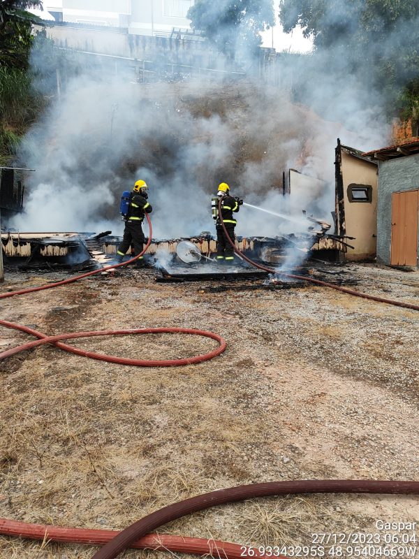 Casa foi destru&iacute;da por inc&ecirc;ndio em Gaspar nesta quarta-feira (27); 10 mil litros de &aacute;gua foram usados para combater as chamas – Foto: Corpo de Bombeiros Militar/Reprodu&ccedil;&atilde;o/ND