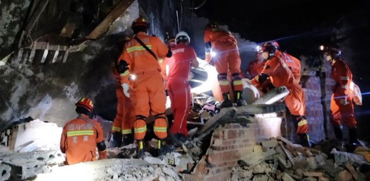 Na imagem é possível ver equipes de segurança na China ajudando vítimas do terremoto.