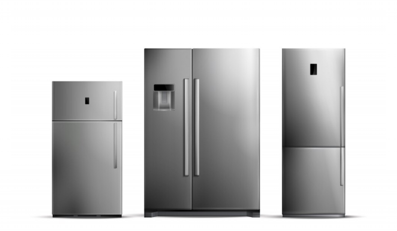 3 geladeiras cinzas uma ao lado da outra