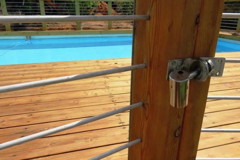 Grades são uma forma de proteção para crianças em piscinas.