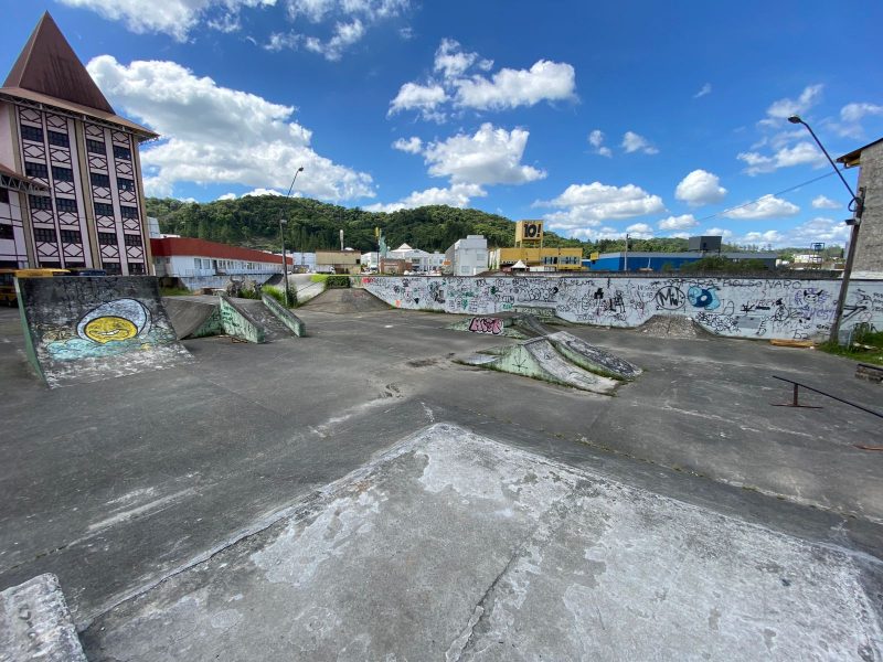Imagem mostra pista de skate no Centro de Brusque com pichações e grafites