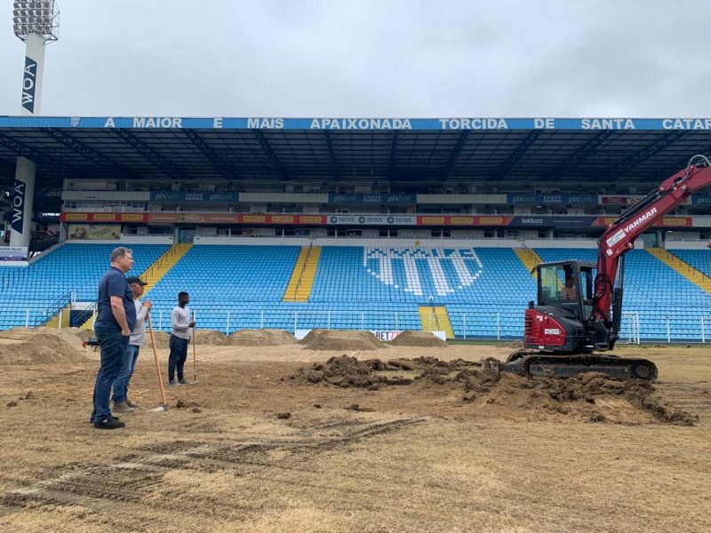 Gramado do Est&aacute;dio da Ressacada est&aacute; em reforma para 2024 – Foto: Ava&iacute;/Divulga&ccedil;&atilde;o/ND