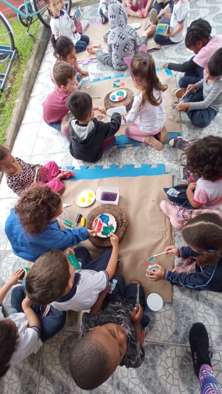 Turma participando da confecção do pote da gratidão, item utilizado na atividade de inteligência emocional