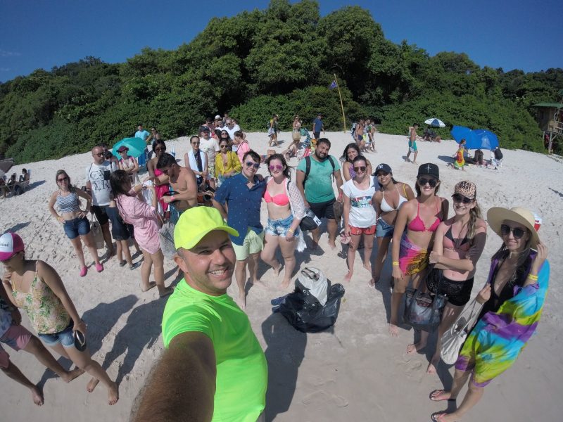 Guia de turismo Mário Júnior com grupo de turistas na Ilha do Campeche - Foto: Arquivo Pessoal/ND
