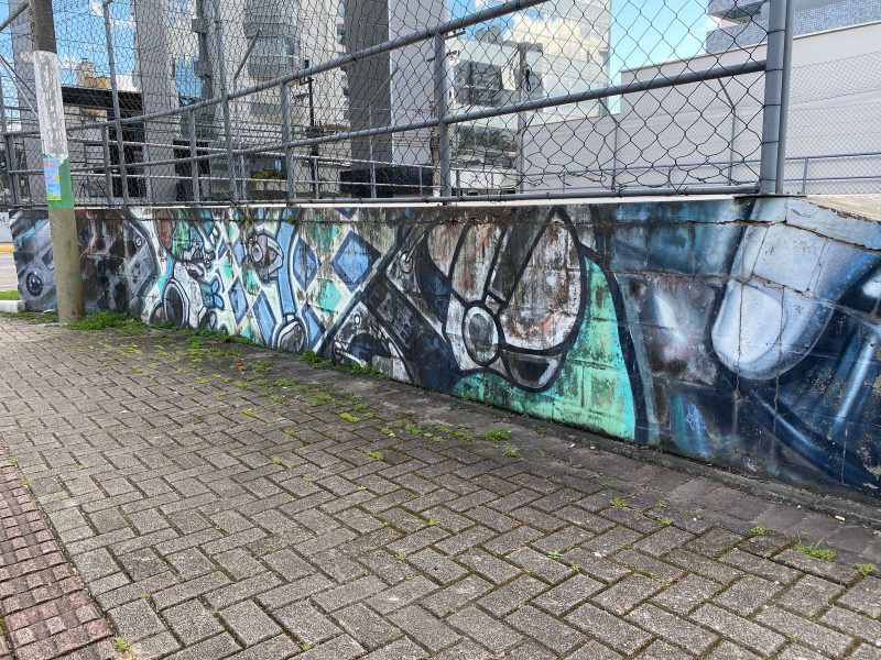 Imagens de grafites deteriorados são destaque na coletiva de Luciano hang