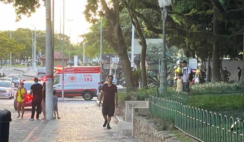 Homem em situação de rua morre em banco de cartão postal de Florianópolis