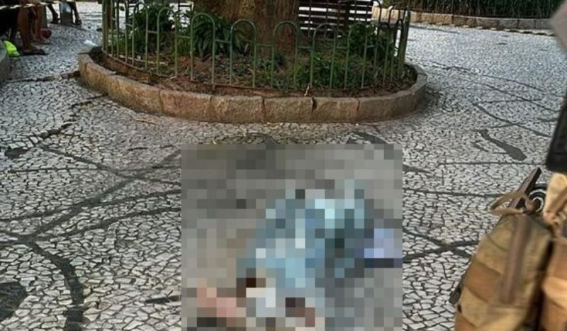 Homem morreu em um banco da pra&ccedil;a XV – Foto: @floripamilgrau/Reprodu&ccedil;&atilde;o/ND