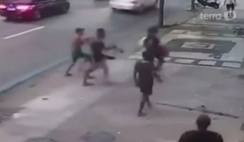 The video shows the woman running from four suspects.  Photo: Reproduction/Terra/ND